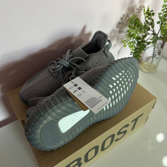 Yeezy 350 - Grey - Women's Size 6 - Picture 5 of 7